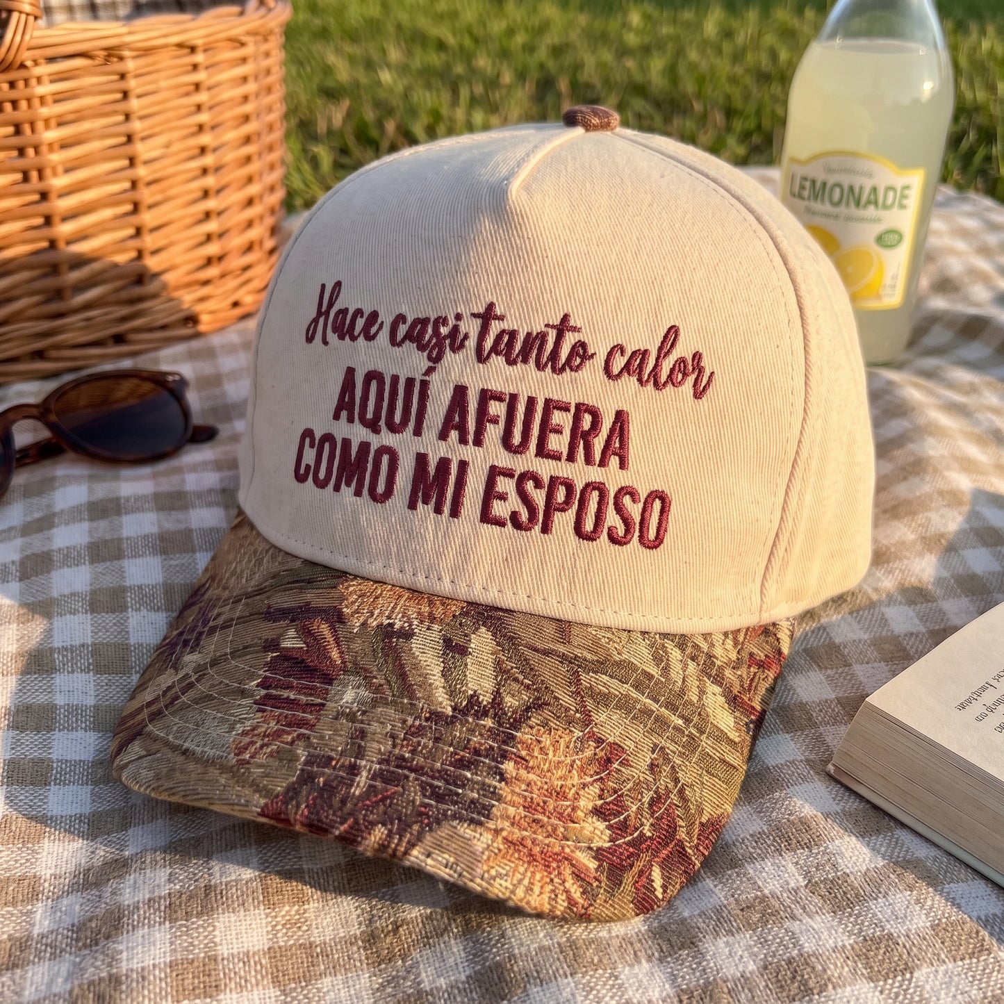 Aquí Afuera Como Mi Esposo FLoral Hat