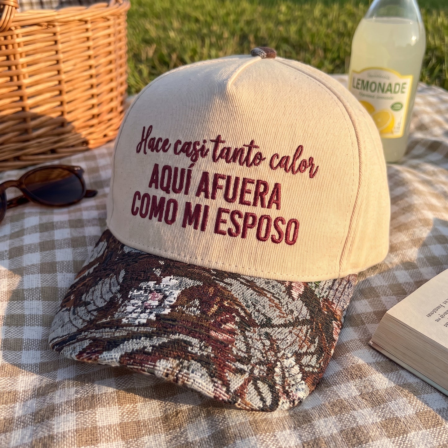 Aquí Afuera Como Mi Esposo FLoral Hat