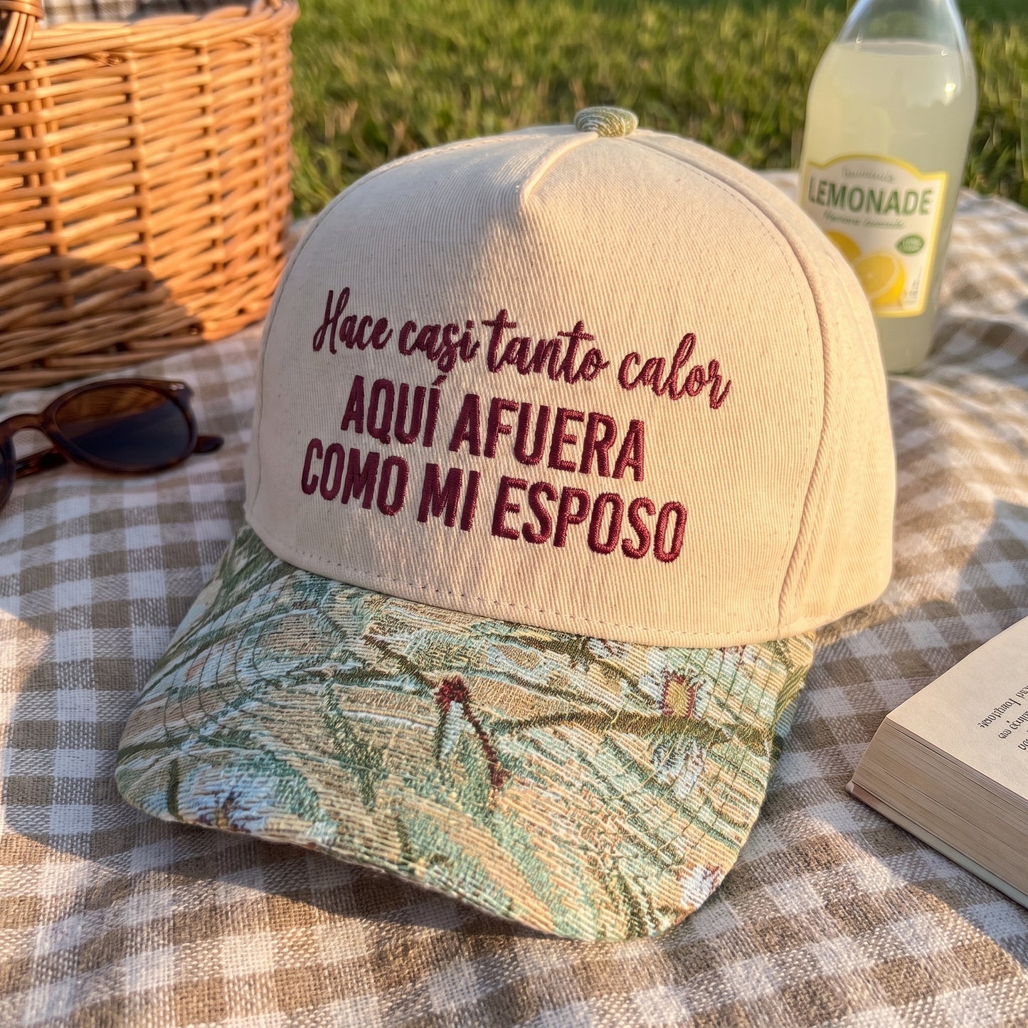 Aquí Afuera Como Mi Esposo FLoral Hat