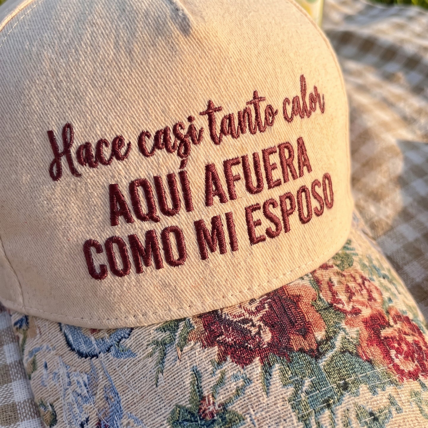 Aquí Afuera Como Mi Esposo FLoral Hat